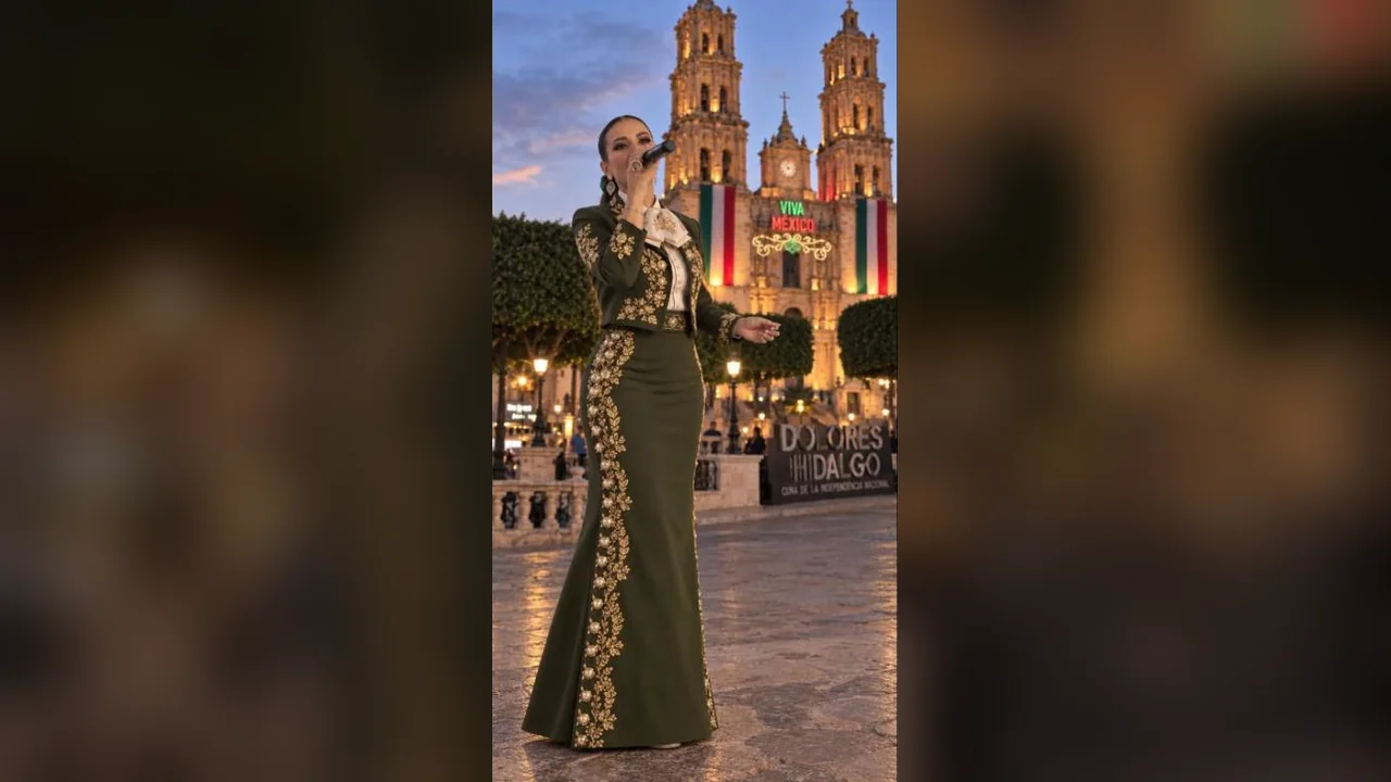 Mony cantando en vivo con traje de charro