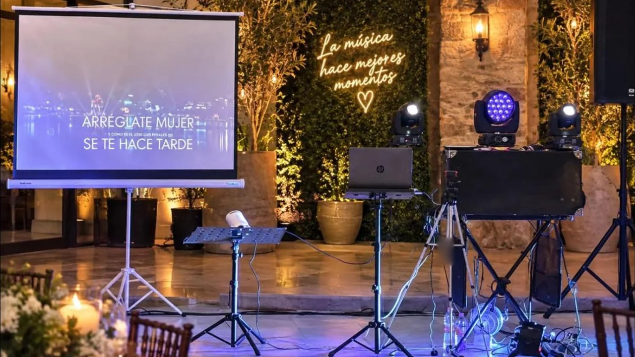 Escenario con equipo de sonido e iluminación