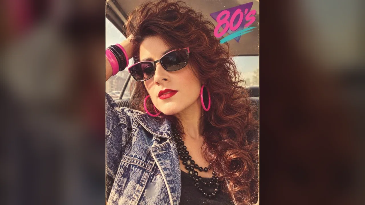 Mony en un look de los años 80