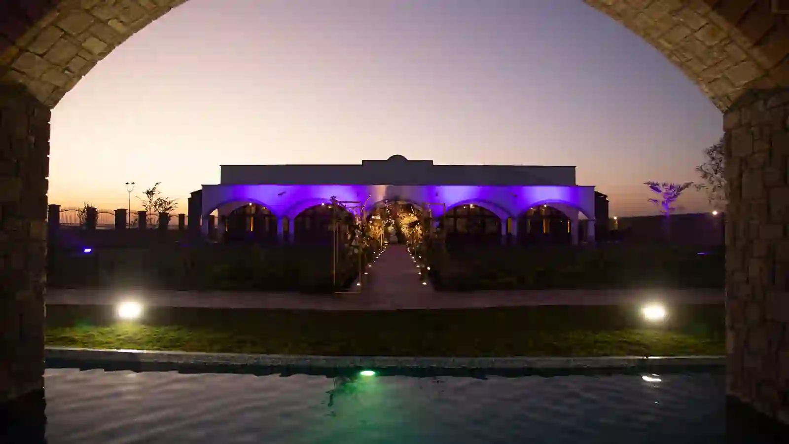 La hacienda al atardecer, vista desde las arcadas