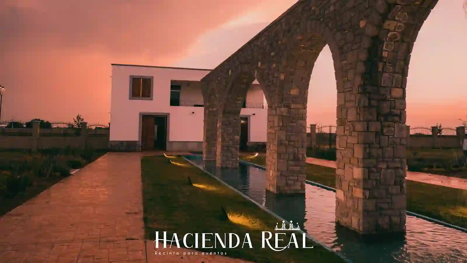 Arcadas de piedra y espejo de agua