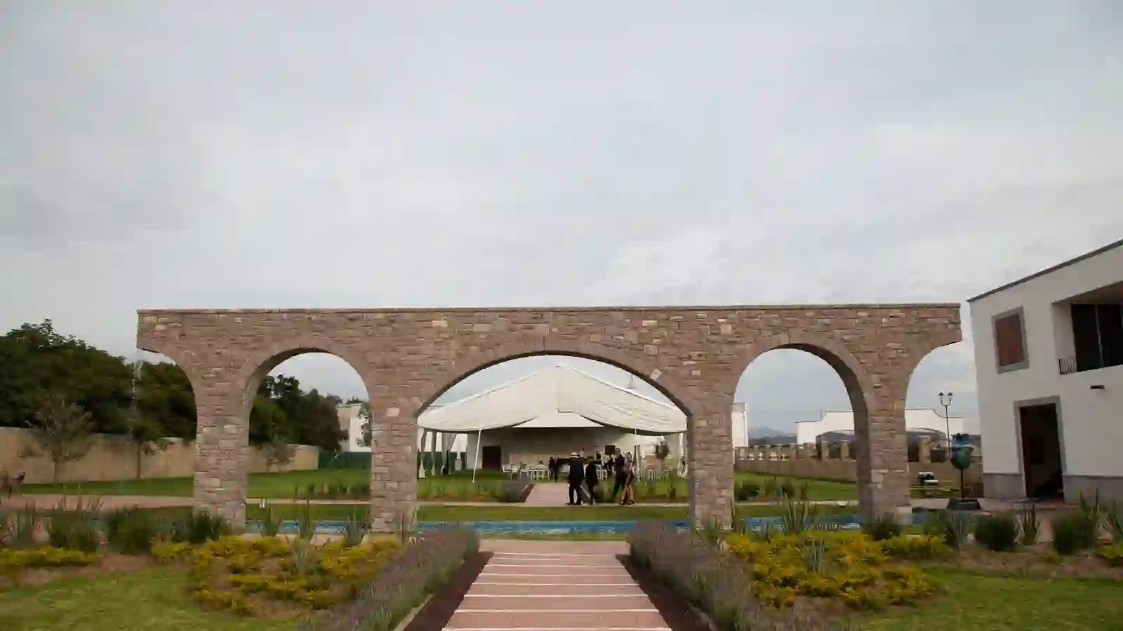 Arcadas y jardines