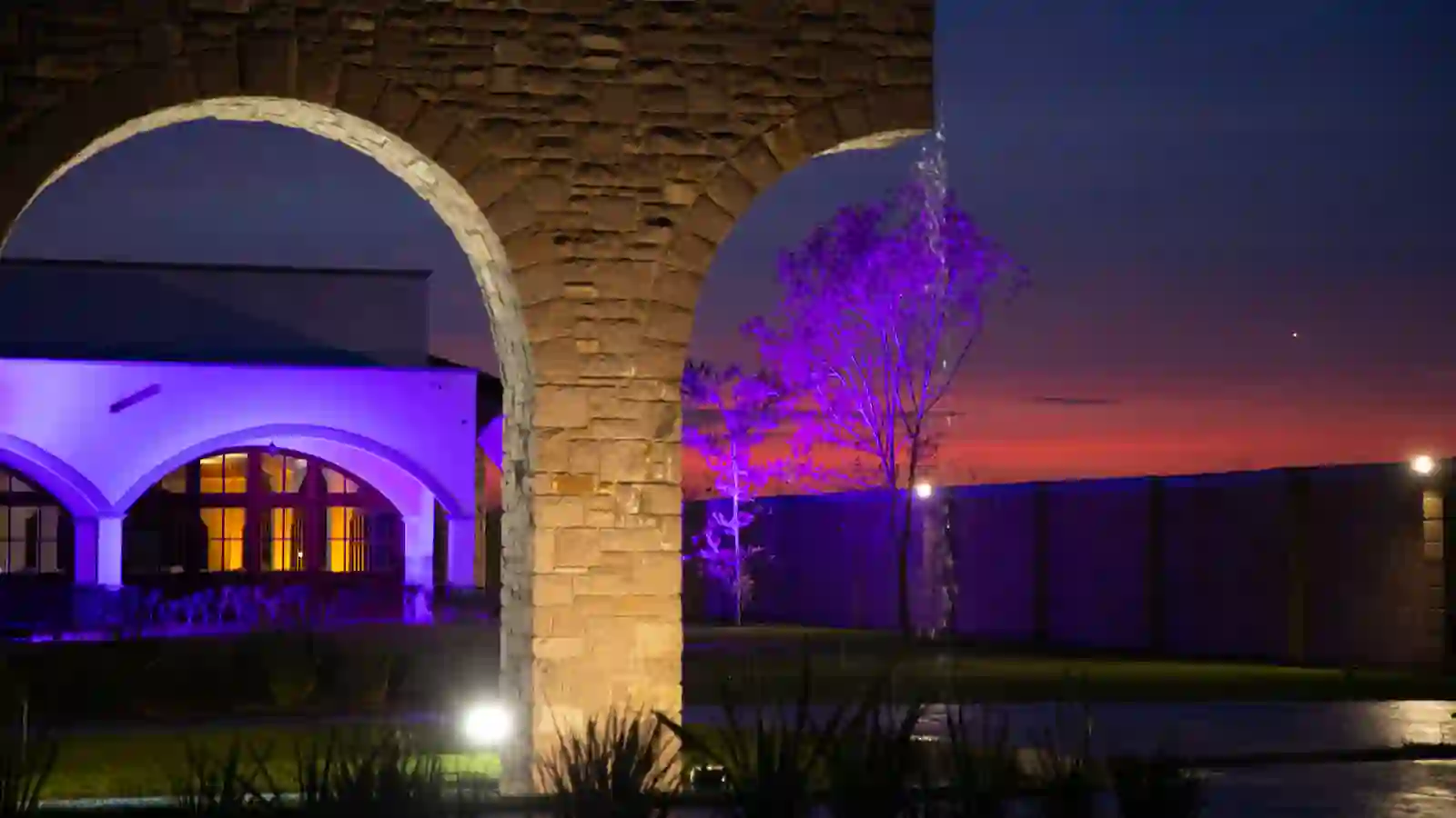 Arcadas iluminadas de noche