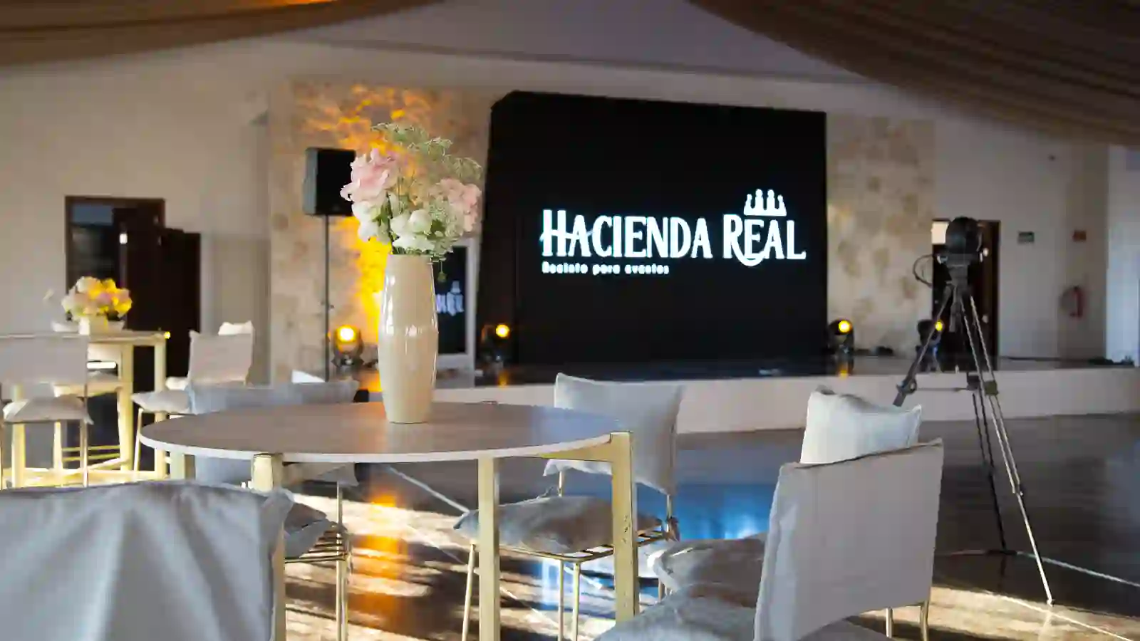 Escenario y pantalla del recinto