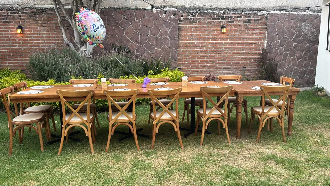 Mesa larga en el jardín