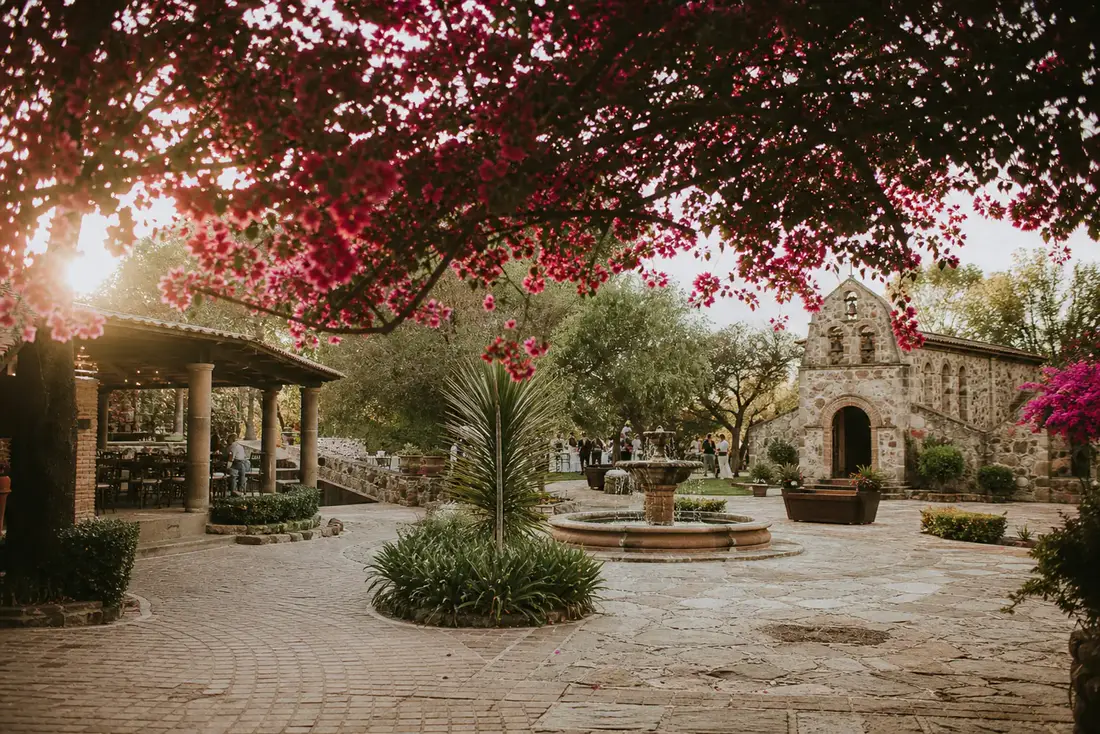 Jardín Las Bugambilias — Jardín principal con bugambilias, salón para eventos en Acceso Zona Norte, León