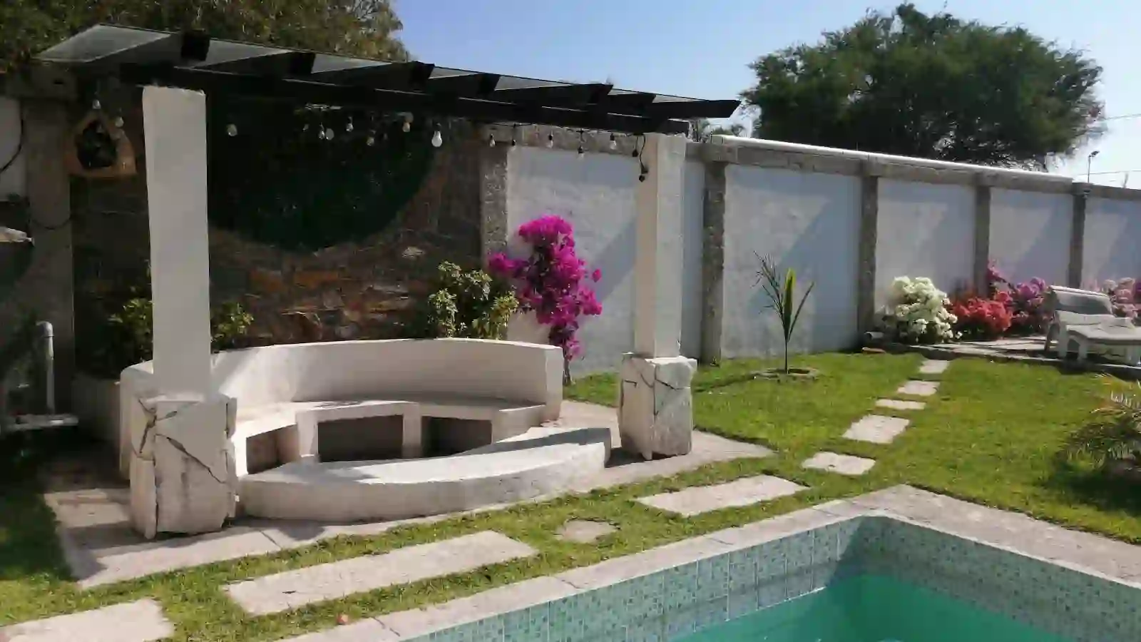Alberca y área de descanso