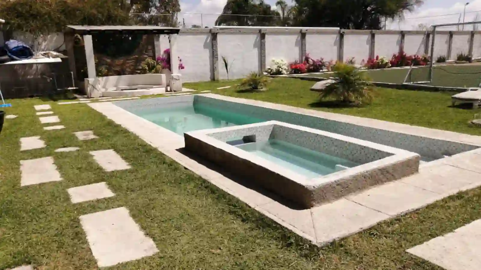 Alberca y jardín