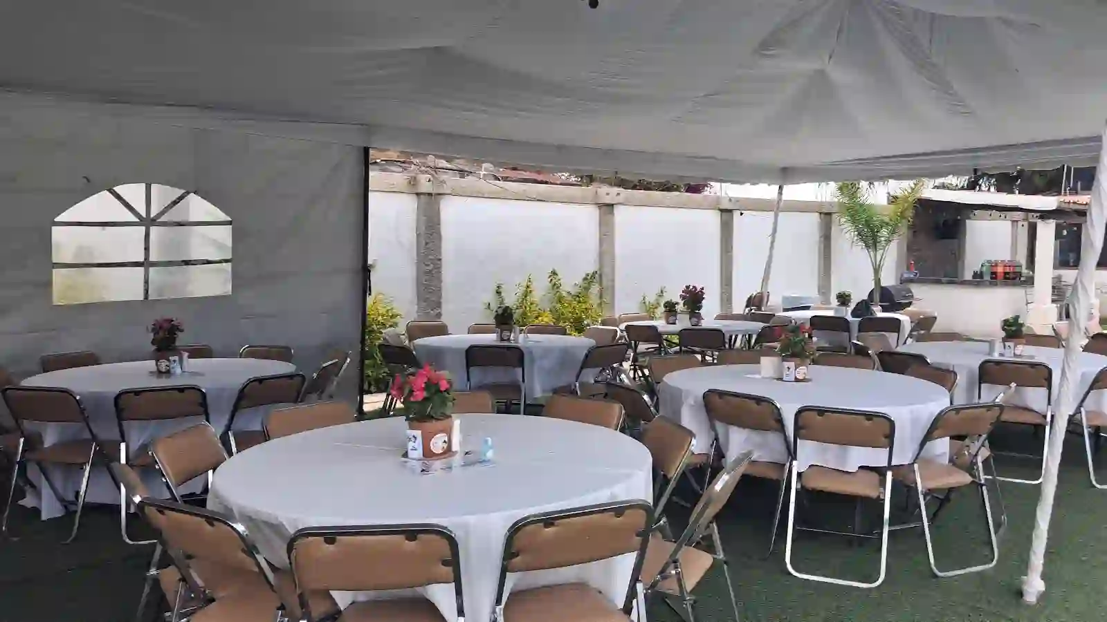 Carpa y mesas en el jardín