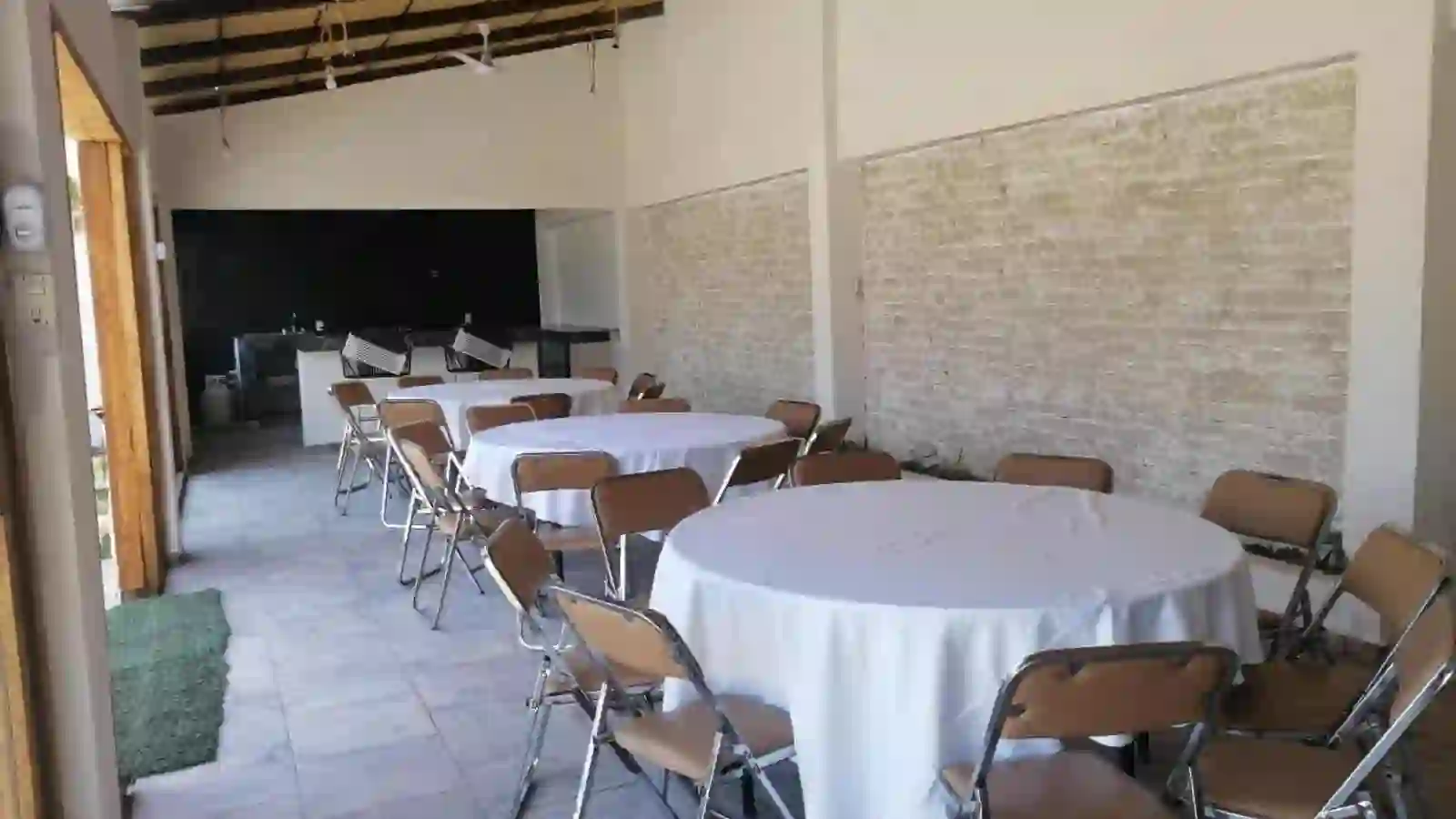 Palapa cerrada con mesas