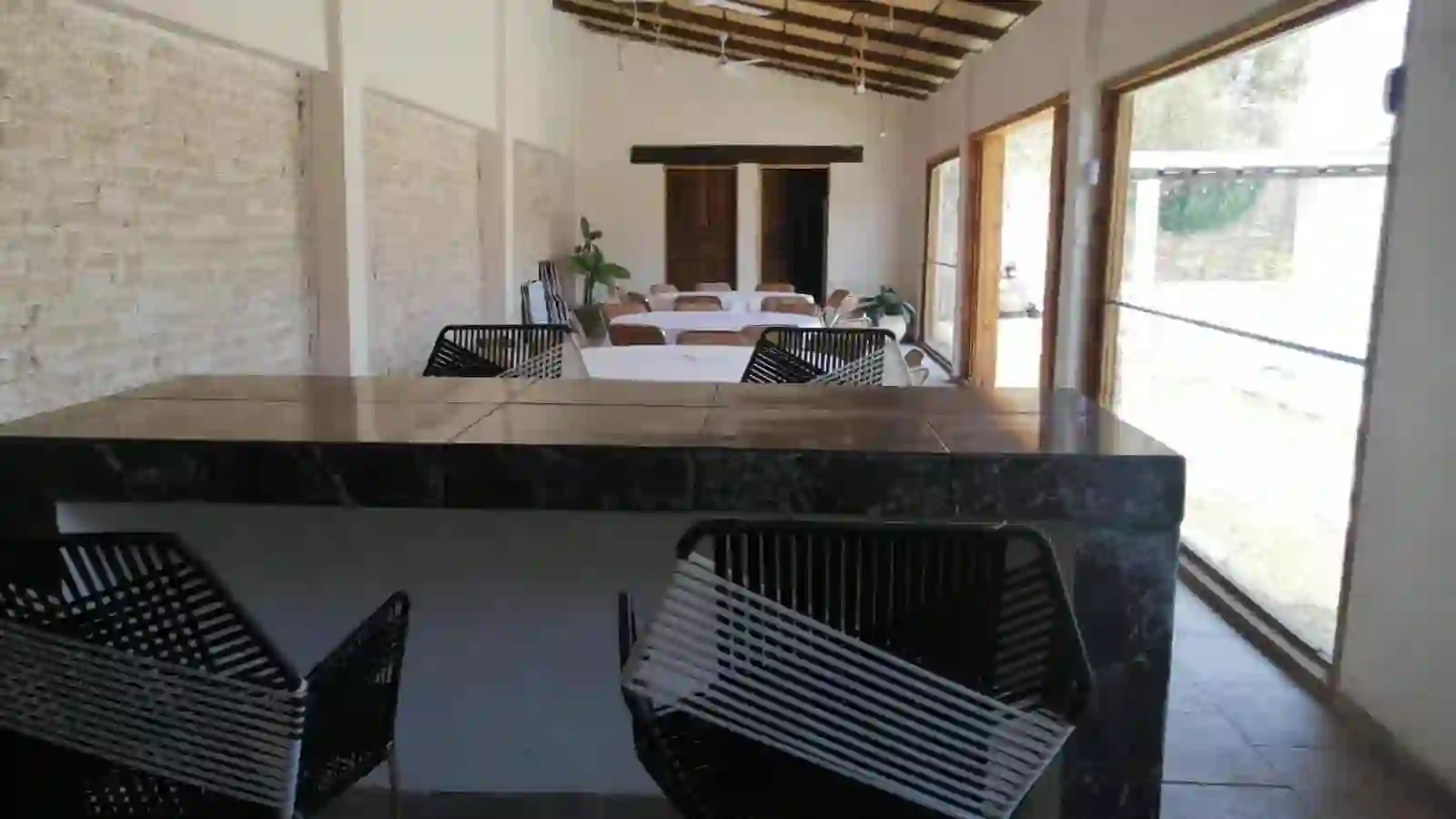 Barra y área de comedor