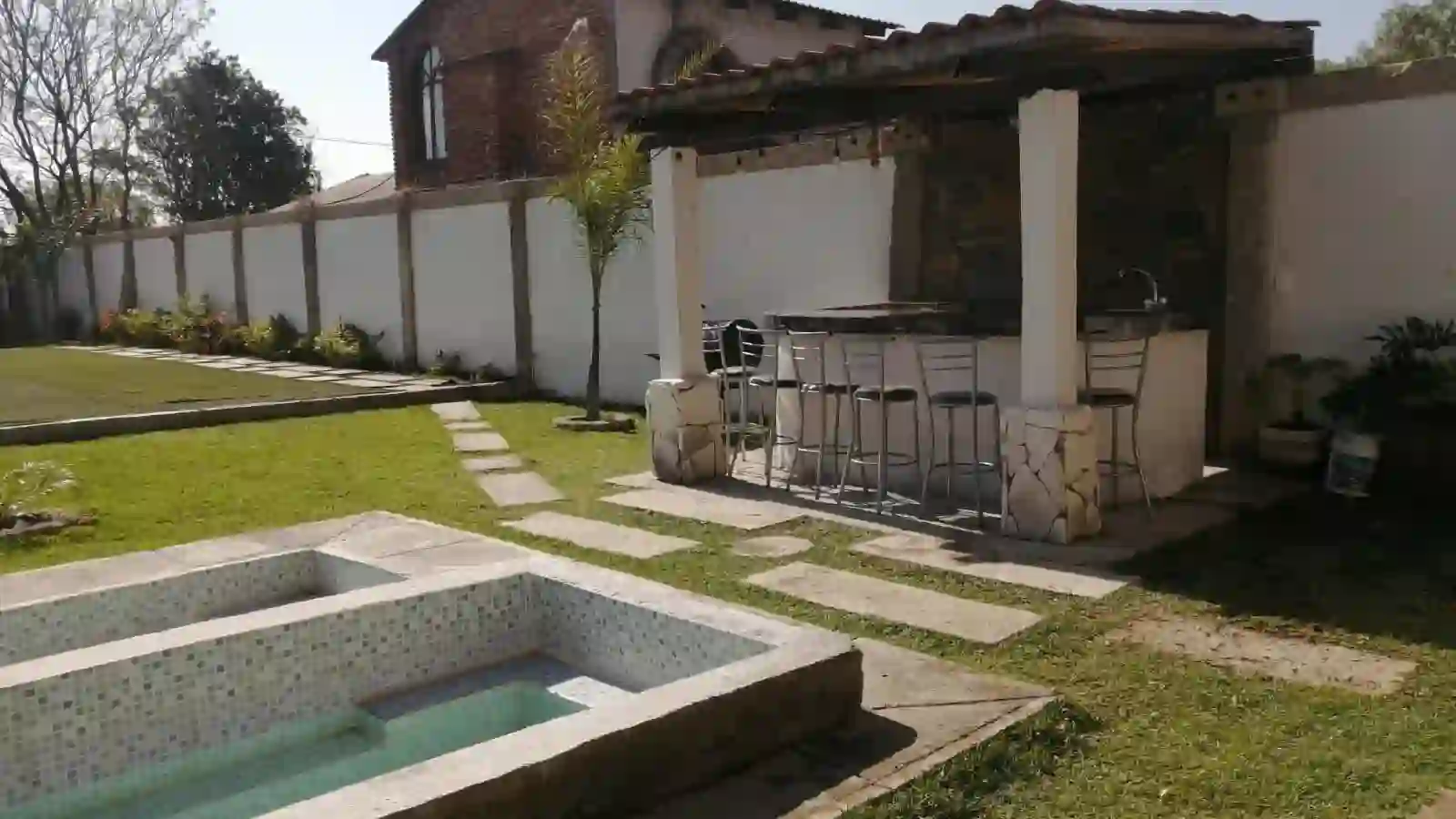 Alberca, barra y jardín
