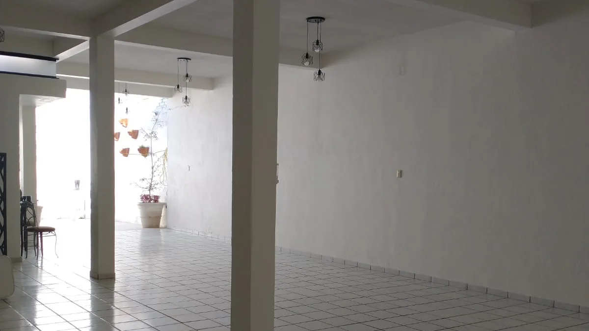 Salón amplio con columnas