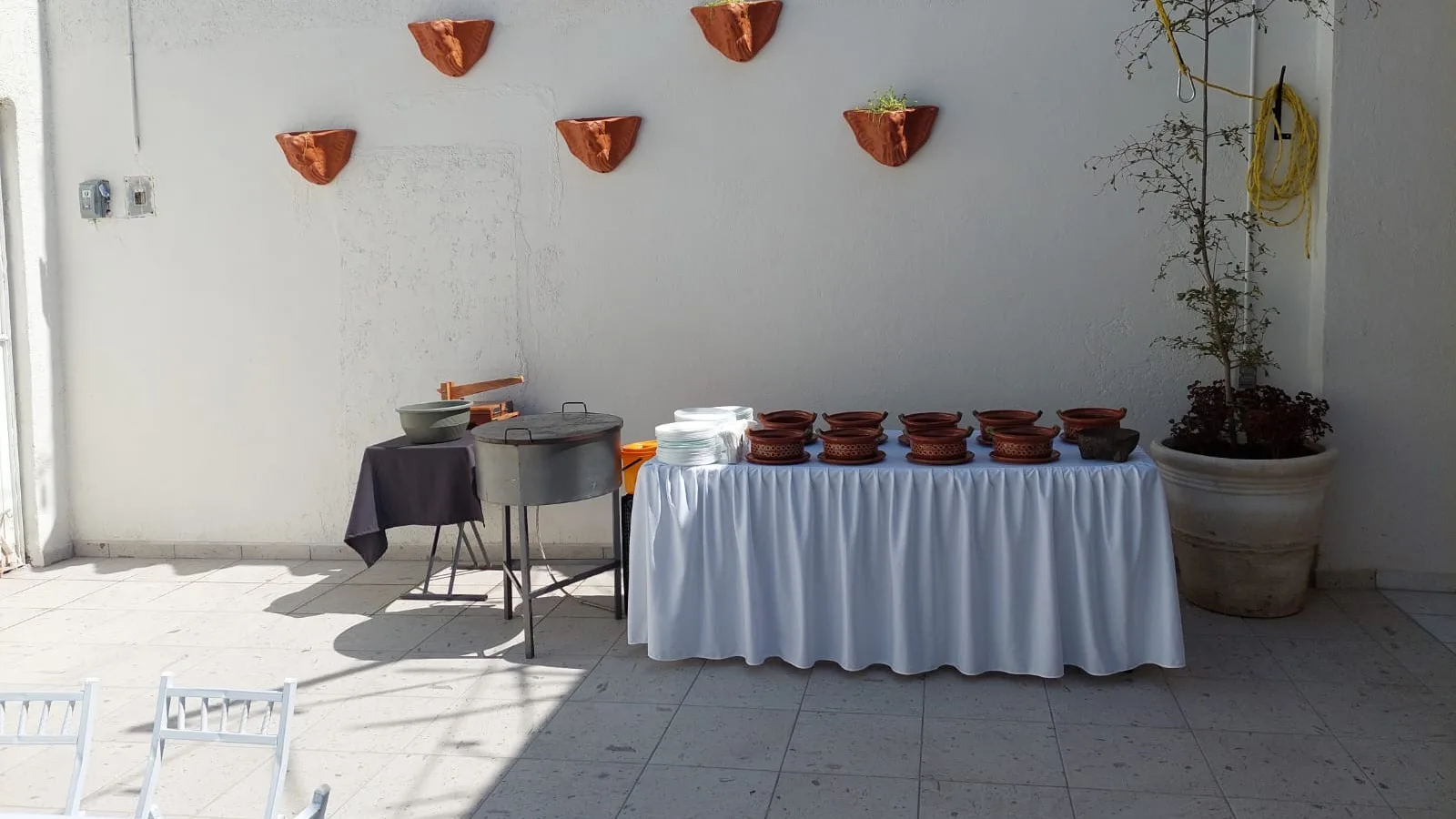 Terraza con mesa de servicio