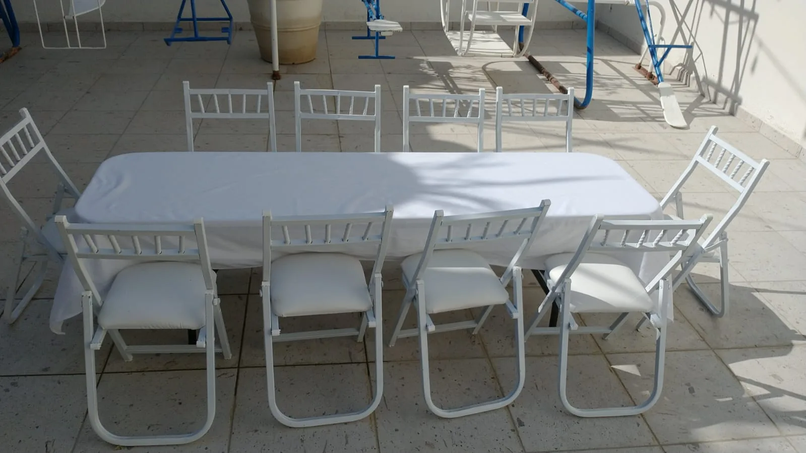 Mesa y sillas en la terraza